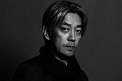   Drei Jahrzehnte reduziert | Der japanische Musiker Ryuichi Sakamoto gastiert solo am Piano im Centraltheater  