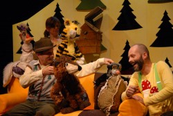   Oh, wie schön ist Weihnachten! | Das Puppentheaterstück »Weihnachten bei Tiger und Bär« läuft noch bis zum 27.12. – und morgen. Josepha Maschke hat sich die Premiere angeschaut  