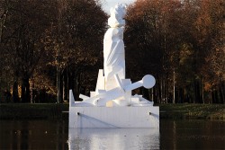   Schwimmendes Gedenken | Eine Skulptur von Sebastian Debold befragt im Clara-Zetkin-Park die Denkmalkultur  
