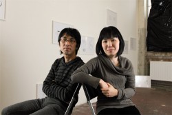   Geheime Performance am Strand von Iioka | Das japanische Künstlerpaar Mai Yamashita und Naoto Kobayashi versöhnt Mensch, Material und Geist. Beide sind derzeit zu Gast in der Baumwollspinnerei  