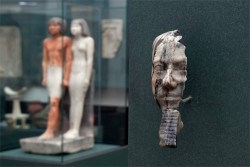   Altägypten in Art déco | Imperiales Crossover: Das Ägyptische Museum der Universität ist wieder geöffnet. Nach ihrem Umzug ist die reichhaltige Sammlung nun im Kroch-Hochhaus zu sehen, drücken sich Mumien & Co. in den Räumen einer ehemaligen Bank.  