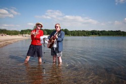   Opferritual mit Torte | Sergej Klang und Madeline Metzsch beschenken den Cospudener See in einer filmischen Glosse mit allerlei Kostbarkeiten  