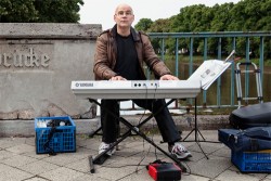   Der Sachsenbrückenjodler | Der Straßenmusiker Leander spielt erstmal nicht mehr im Clara-Park  