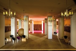   »Die physische Verdopplung des realen Raums« | Der Leipziger Maler Oliver Kossack hat das Foyer des Centraltheaters umgestaltet  