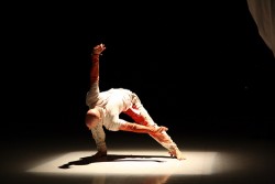   Zwischen Körper und Raum | Alessio Trevisani macht Tanzangebote an die Stadt  