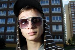   »Rupp die Hippies weg« | Rapper Harrison aus Leipzig-Grünau und der Versuch, aus Mythen Party zu machen  