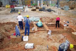   Verschwörung in der Baugrube? | Die archäologischen Funde auf der Campus-Baustelle am Augustusplatz sorgen für Streit  