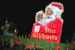   Glühwein für alle | Weihnachtsmarkt spezial II: Mit Bratwurst und Thomanerchor öffnete er am Montag seine Pforten  