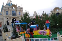  Winterspaß am Schloss | Alternative zum Innenstadttrubel: Belantis öffnet seine Türen mit Weihnachtsrummel für die Kleinen  