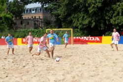   Strandfußball mit Bestbesetzung | Das Wasserfest lädt am Sonntag zum Beachsoccer ein  