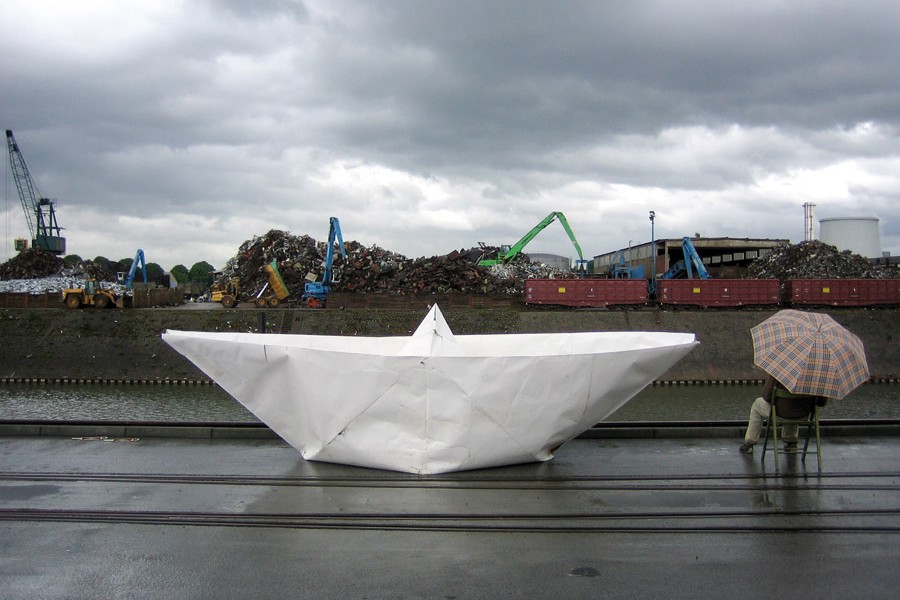   Im Tetrapak bis ans Ende der Welt | Künstler Frank Bölter sticht mit einem Papierboot vom Karl-Heine-Kanal aus in See  