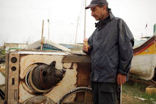   Ein Schwein zwischen den Fronten | In Sylvain Estibals Regiedebüt »Das Schwein von Gaza« macht ein palästinensischer Fischer einen äußerst ungewöhnlichen Fang  