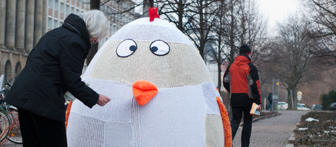   Leipziger Eierlei | Ein gestricktes Huhn schützt nun die Demokratie  