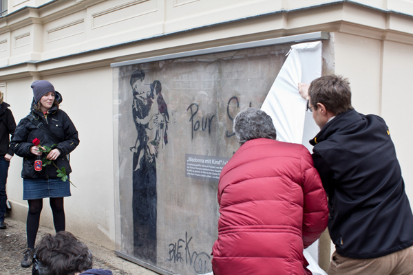   Madonna hinter Glas | Seit heute strahlt das Blek Le Rat-Graffito wieder von einer Leipziger Häuserwand  