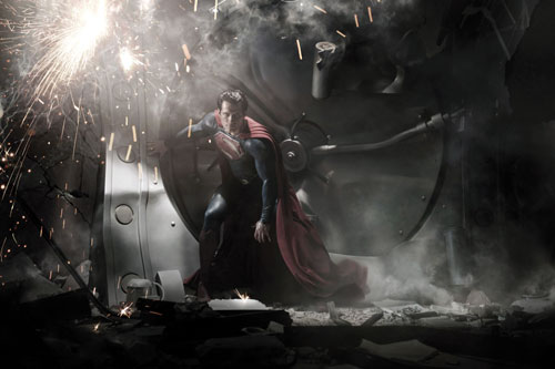   Superman hat es schwer | In Zack Snyders »Superman: Man Of Steel« guckt er stirnrunzelnd aus dem Kostüm  