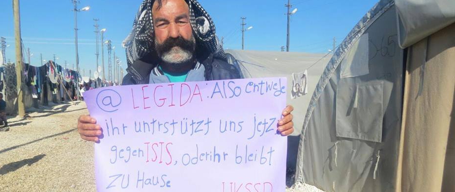   »Die Opfer des Islamismus leben nicht in deutschen Reihenhäusern« | Kurdische Studenten zeigen in Rojava Plakate gegen Legida  