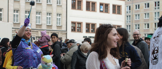  Leipzig singt, springt und trinkt | Bericht vom Rosensonntag in der Innenstadt  