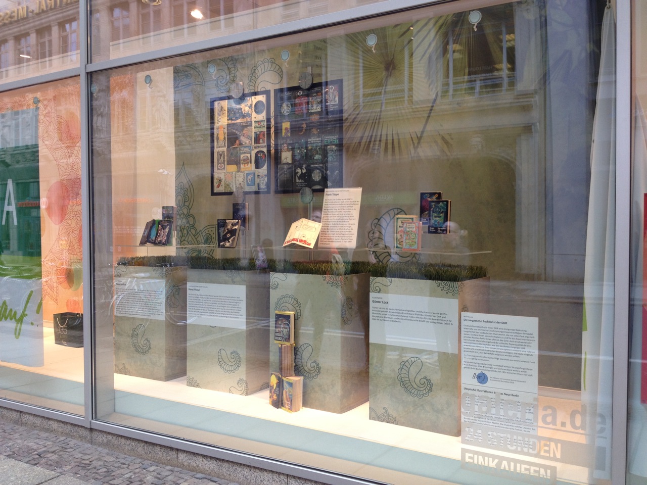   Freilichtmuseum Innenstadt | »Irre Kunst«: In Schaufenstern in der City steht DDR-Buchkunst  