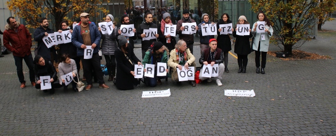   Schatten des Halbmonds | Filmemacher aus der Türkei protestieren gegen Erdogan und Merkel  