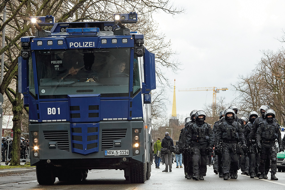   Polizei mit Handgranaten und ohne Kennzeichnungspflicht | Das geplante Polizeigesetz in Sachsen sieht Einschränkungen der Bürgerrechte vor  