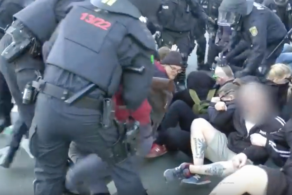  Polizeiliche Maßnahme: Stiefeltritt | Dresdner Bereitschaftspolizist wegen Gewalt gegen No-Legida-Demonstranten verurteilt  