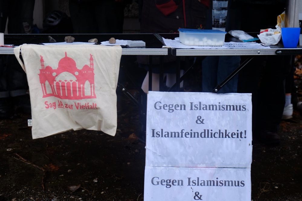   »Wer sind hier die Extremisten?« | Die »Initiative gegen Islamismus« fordert das Verbot der Al-Rahman-Moschee. Die Thematik spaltet die linke Szene  