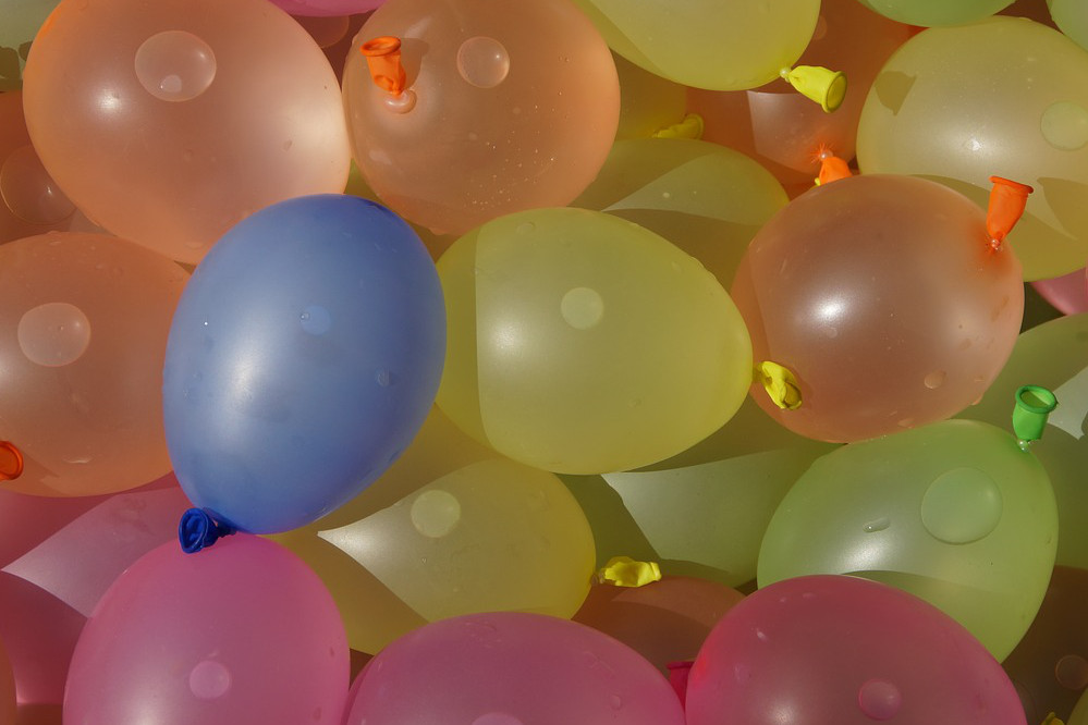   Geldstrafe nach #Wasserbombengate | BSG Chemie-Fan muss Geldstrafe zahlen, weil Wasserballons auf Deutschlandfans flogen  