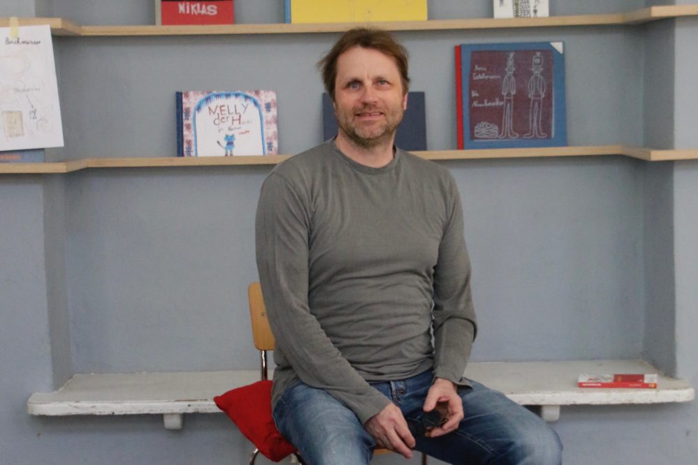   »Kinder lieben Geschichten« | Sven Riemer, Künstler und einer der Geschäftsführer der »Buchkinder«, im Interview  