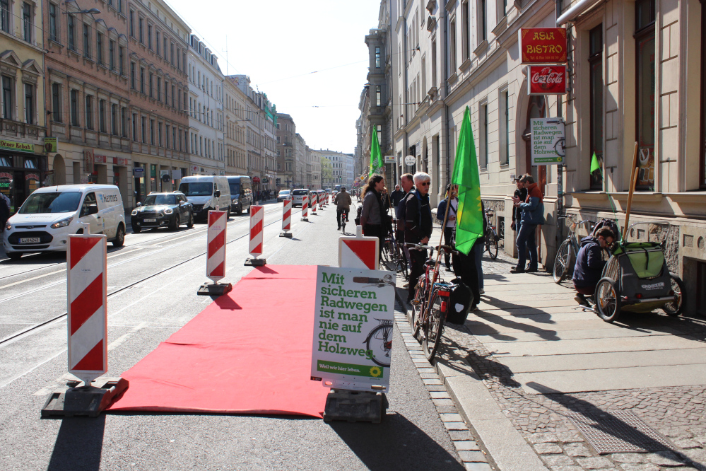   Provisorisch protected | Leipziger Grüne fordern sichere Radspuren in der Jahnallee – und richteten diese provisorisch ein  