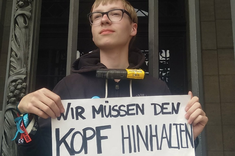   »Da muss man auch mal nachdenken!« | Junge Klimaprotestler am Rathaus angeschlossen: CDU Leipzig erklärt, warum sie Schüler erst nach fünf Stunden befreite  