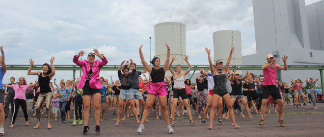   Tanz vor dem Vulkan | Das Klimacamp Leipziger Land zog am Samstag tanzend zum Kohlekraftwerk Lippendorf  