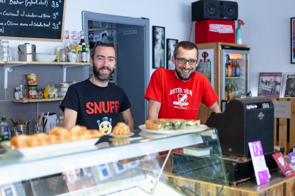   Kaffee, Kuchen, Flair und Vinyl | Mit dem Café Pendo zieht Punk'n'Brioche in Connewitz ein  
