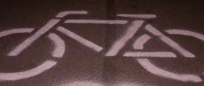  Handgemacht | DIY-Straßenbeschilderung: Weil Autofahrer Fahrradstraßen-Schilder ignorieren, greift ein Radfahrer zur Sprühdose  