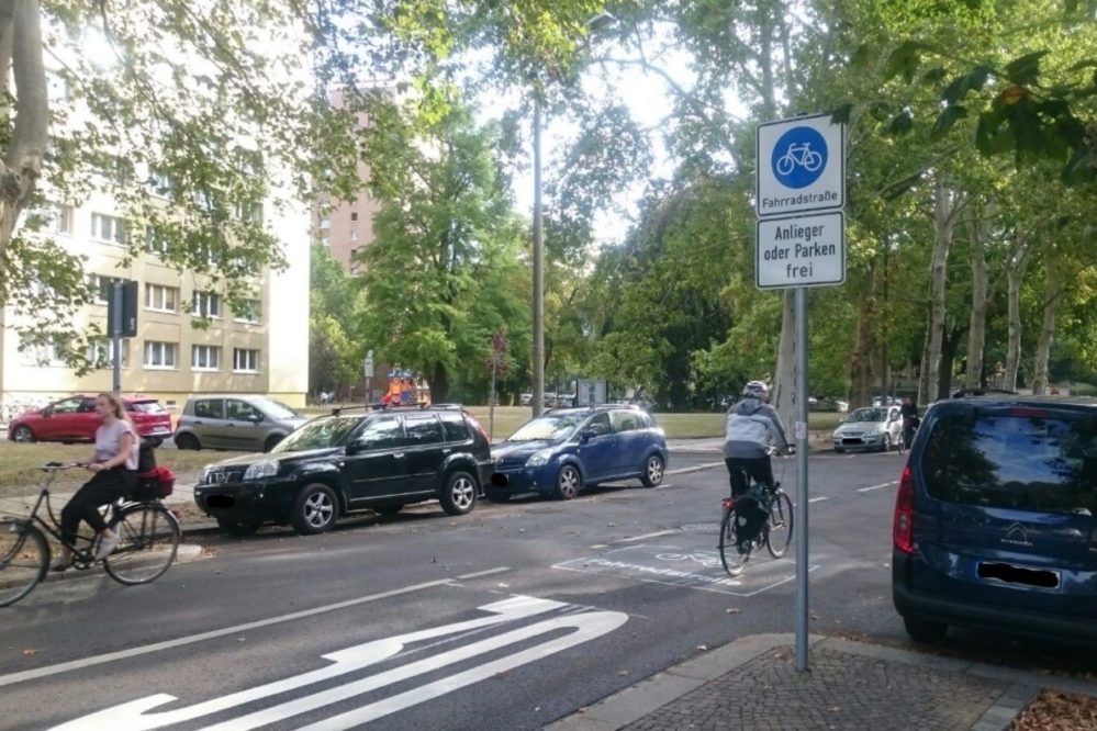   Graffiti für die Fahrradstraße | Radfahrende sprühen zum zweiten Mal eigene Verkehrszeichen auf die Straße  
