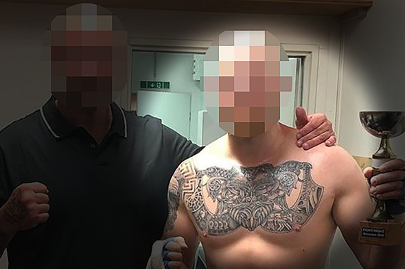   Kleiner Brauner | Wegen Hakenkreuz-Tattoo: Sächsischem Rechtsreferendar droht Haftstrafe in Österreich  