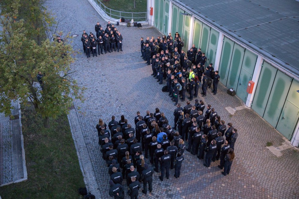   Jenseits der Mauer | In der Polizeischule Leipzig gab es 2018 Ärger mit rechten Anwärtern  