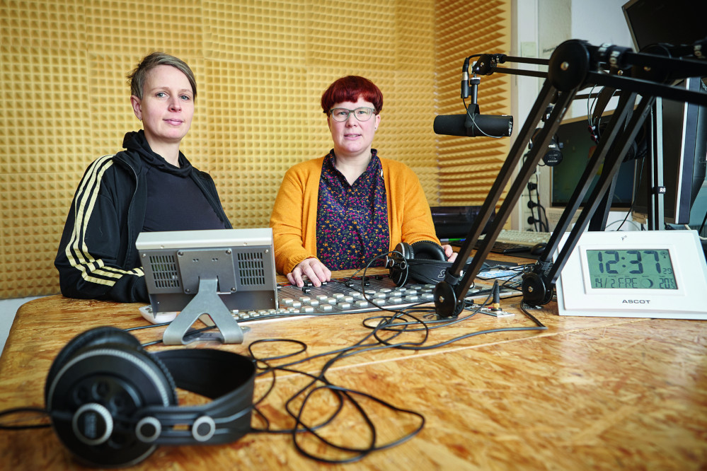   »Empowern und ermutigen« | Anja Thümmler und Mrs. Pepstein von Radio Blau über den »Fem*März« und den Eigenanspruch als freies Radio  