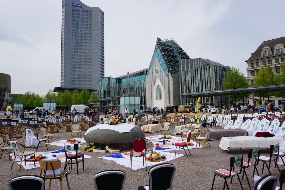   Warum leere Stühle jetzt Protest bedeuten | Am Augustusplatz stehen 600 leere Stühle, auf die sich niemand setzen darf  