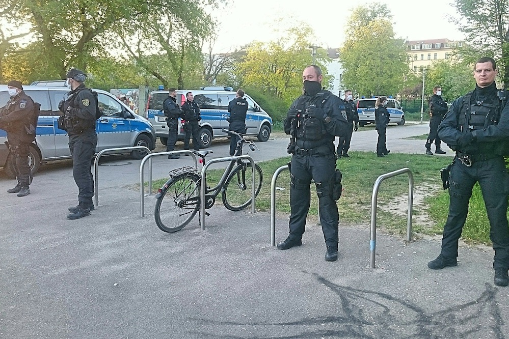   Die Polizei, Corona und die Jugendlichen an der Eisenbahnstraße in Leipzig | Als ein paar Jugendliche im Rabet trotz Verbot Fußball spielen, löst das einen Einsatz der Polizei aus  