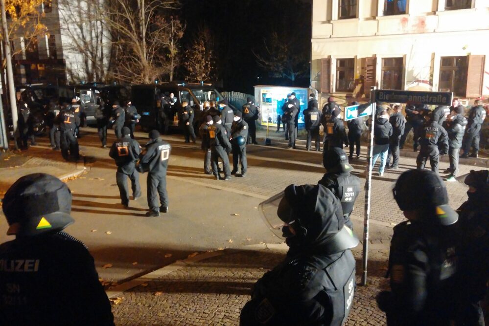   Ermittlungen nach Demonstration in Connewitz – gegen die Polizei | Hunderte Polizisten im Einsatz  