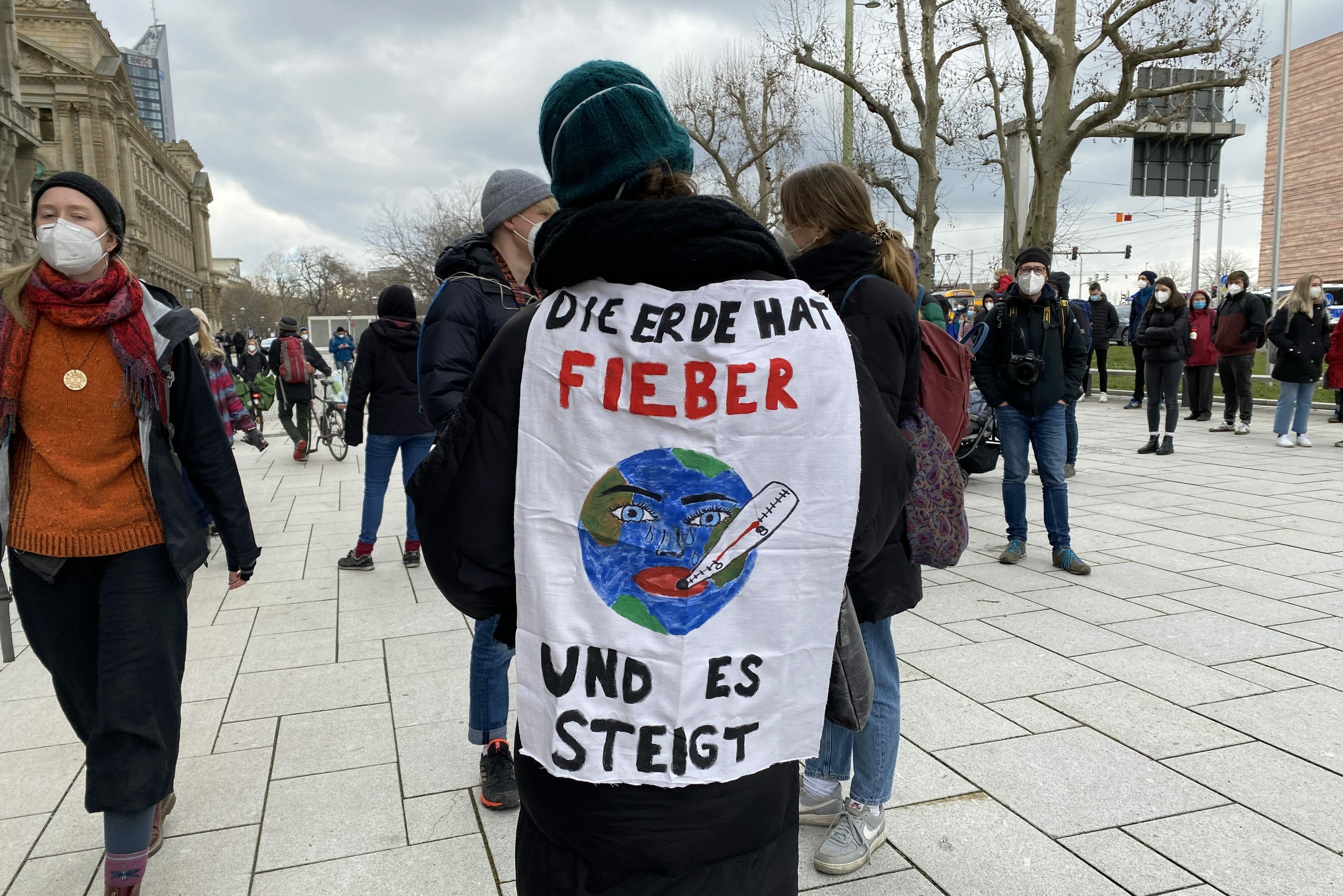   Frieren fürs Klima | Aktivisten besetzen am Klimastreiktag den Leipziger Innenstadtring  