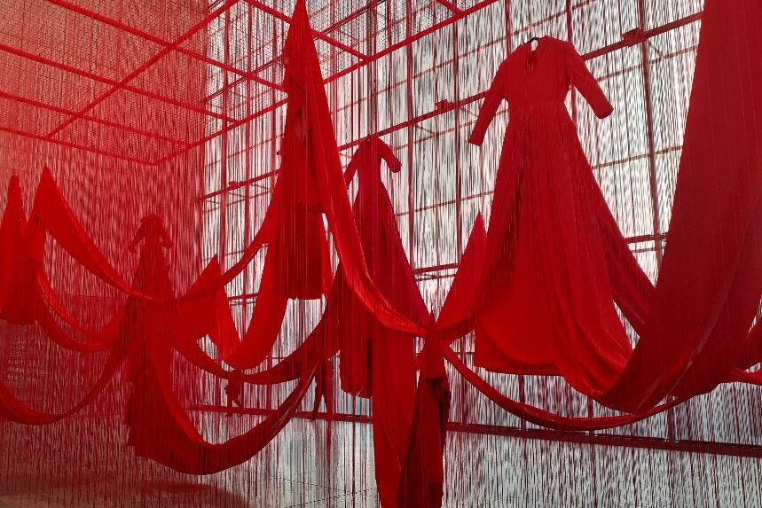   »Niemand ist eine abgetrennte Einheit« | Die japanische Künstlerin Chiharu Shiota über ihre Ausstellung in Leipzig  