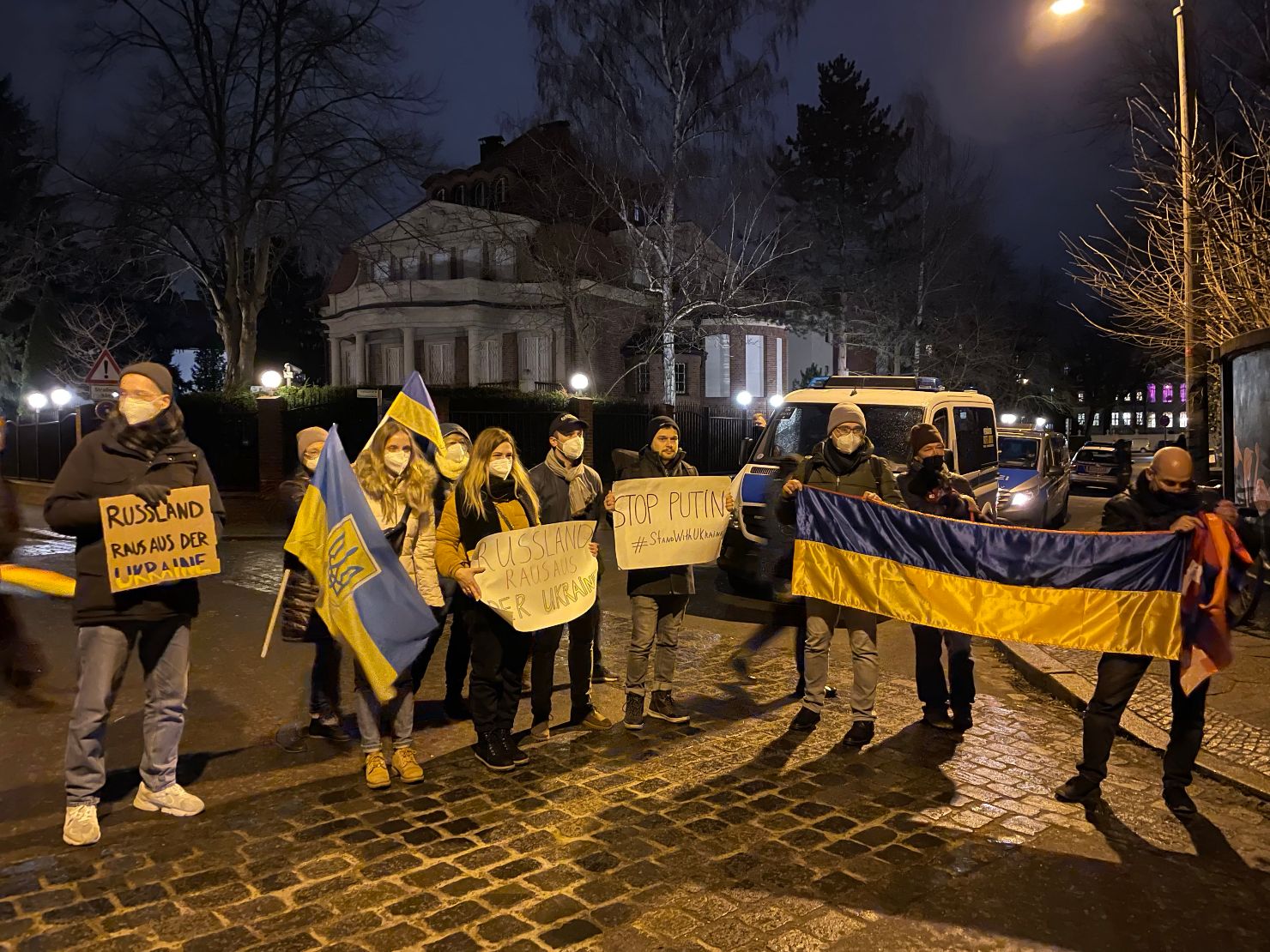   »Hände weg von der Ukraine« | Dutzende bei Protest vor dem Russischen Generalkonsulat  