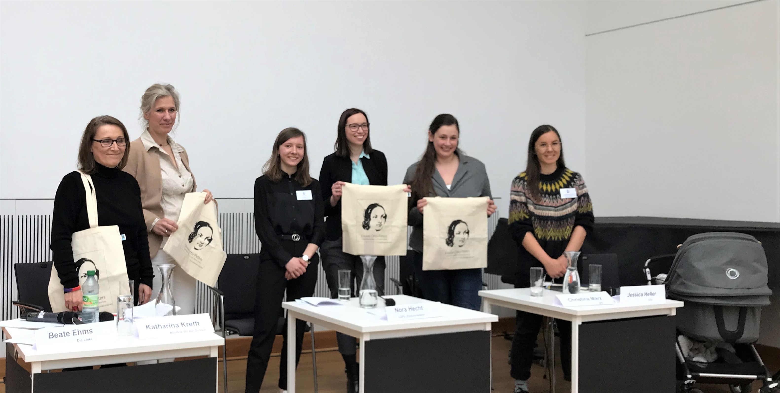   Podiumsdiskussion »Frauen in der Stadtpolitik« | Schülerinnen der Louise-Otto-Peters Schule luden vier Politikerinnen zum Gespräch  