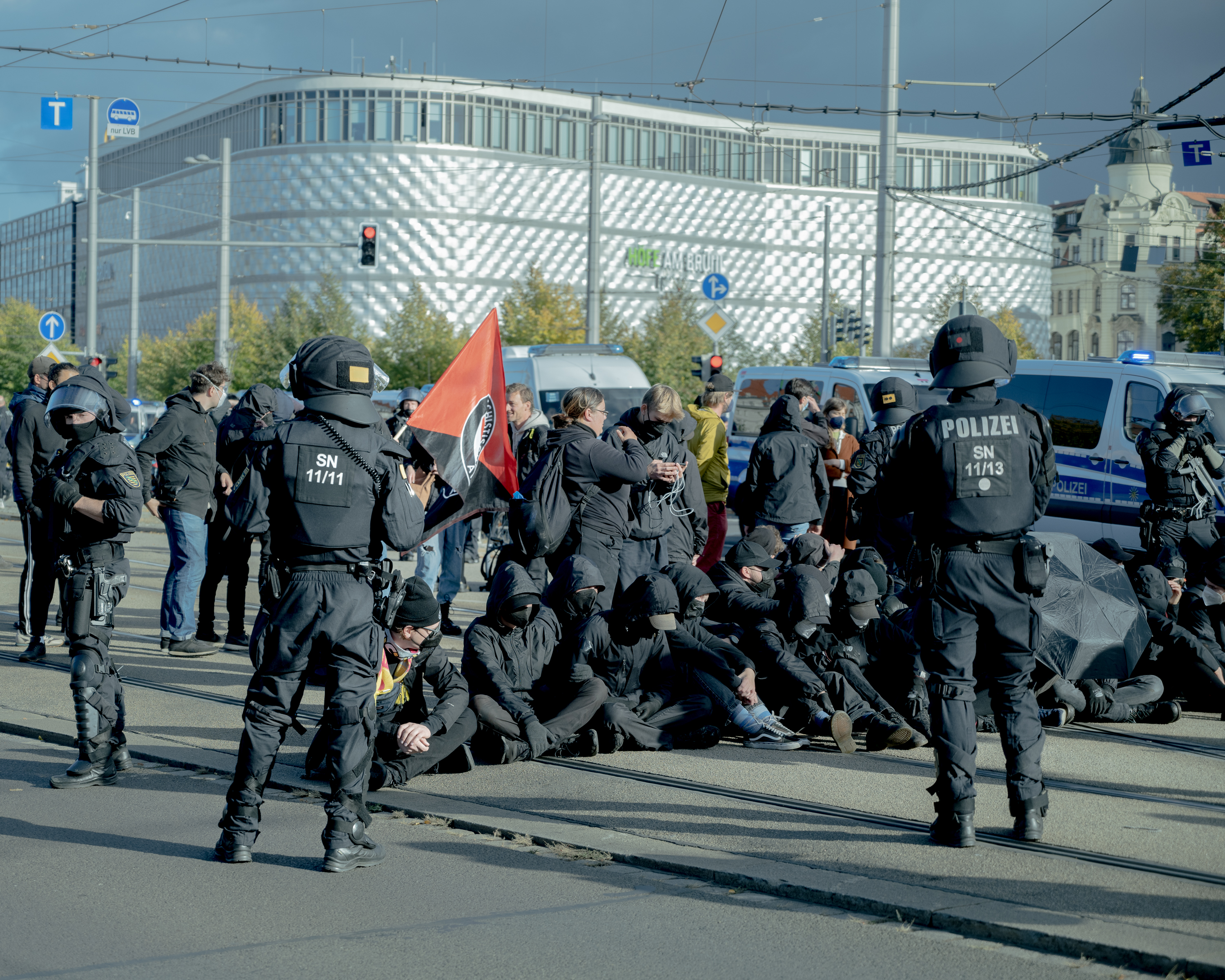   Gegendemo blockiert selbsternannte »Montagsdemonstration« | Sitzblockaden und Polizeieinsätze. Die Demonstrationen vom 3.Oktober im Rückblick  