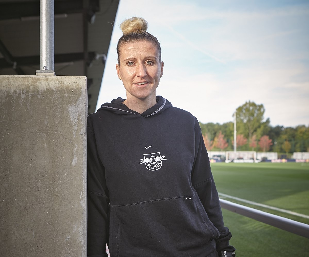  »Ich bin da, wo die Mannschaft mich braucht« | Anja Mittag hat alle großen Titel im Fußball gewonnen, seit 2019 lebt, spielt und trainiert sie in Leipzig – ein Interview über Leistungssport, Sexismus und Fußball-Podcasts  