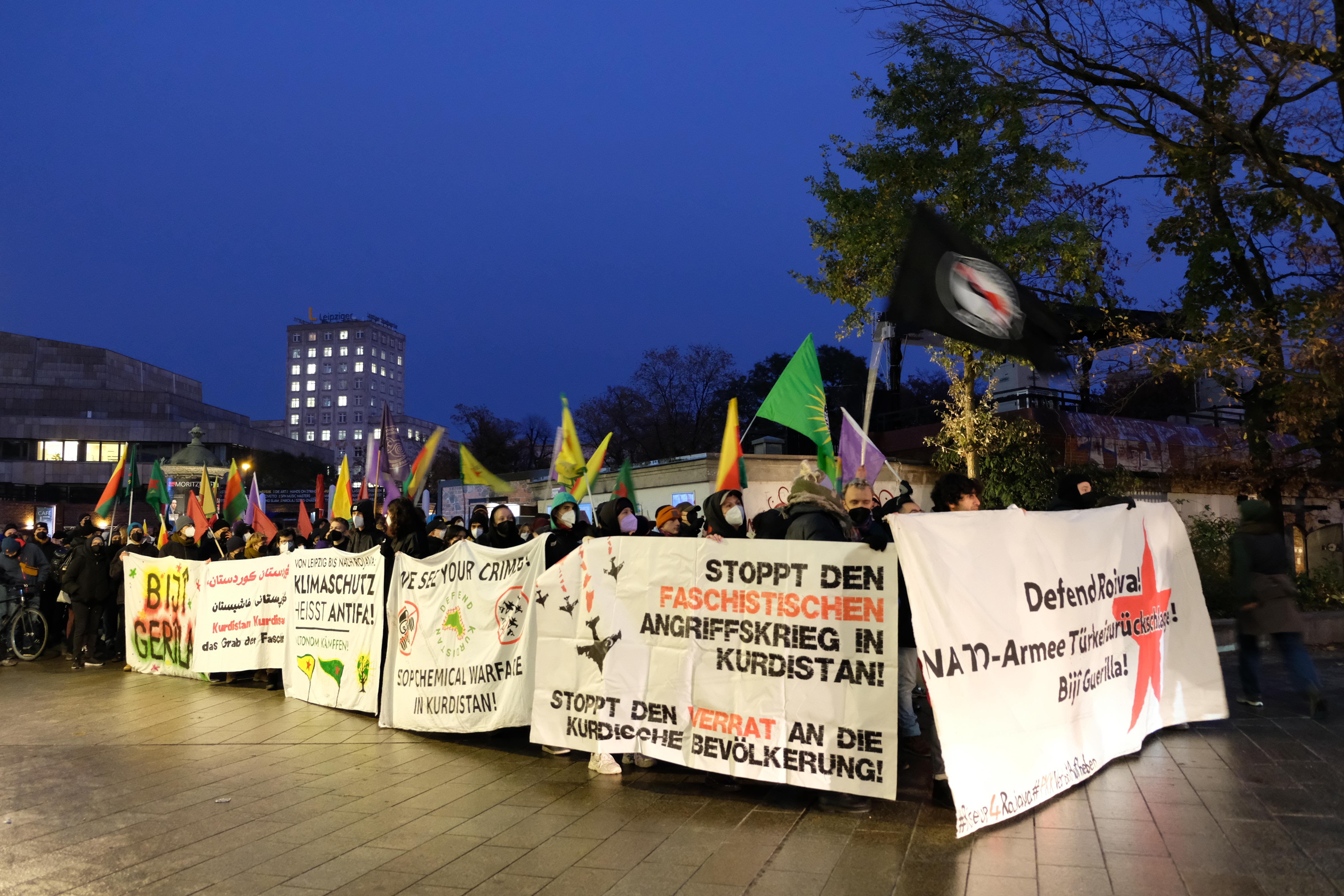   Demo gegen türkischen Angriff auf Kurdistan | In Leipzig demonstrieren verschiedene Gruppen für die Freiheit Kurdistans  