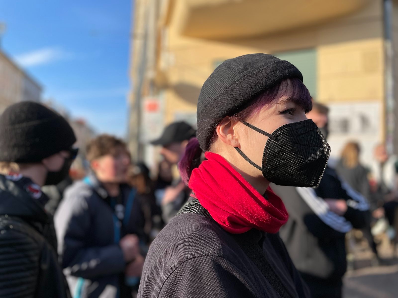   Maskenpflicht vs. Maskenverbot | Die Polizei Sachsen hat aus der aufgehobenen Maskenpflicht auf Versammlungen ein faktisches Maskenverbot gemacht  
