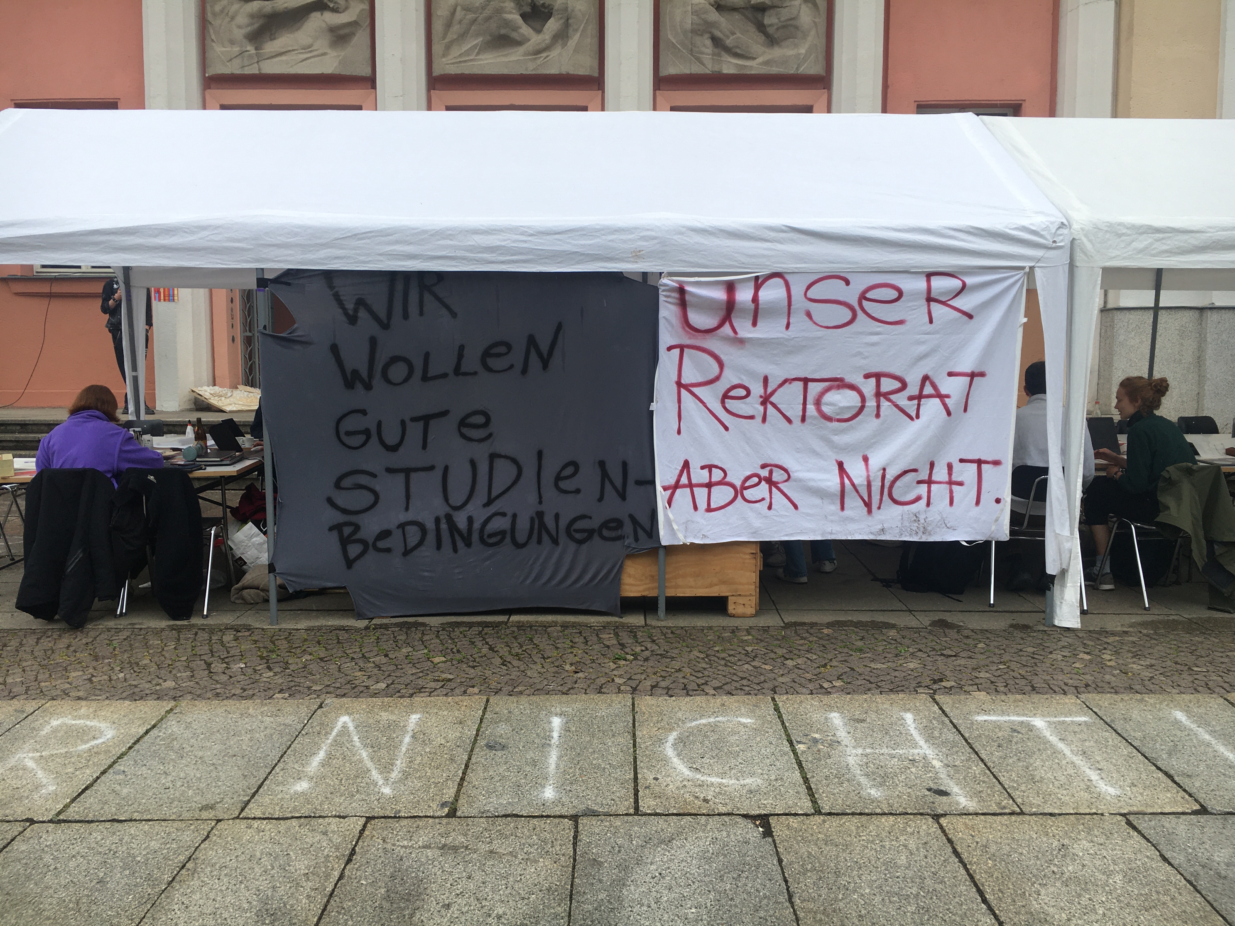   Sie wollen doch bloß studieren | Mit viel Studieneifer protestieren Architekturstudierende vor dem Gebäude der HTWK  