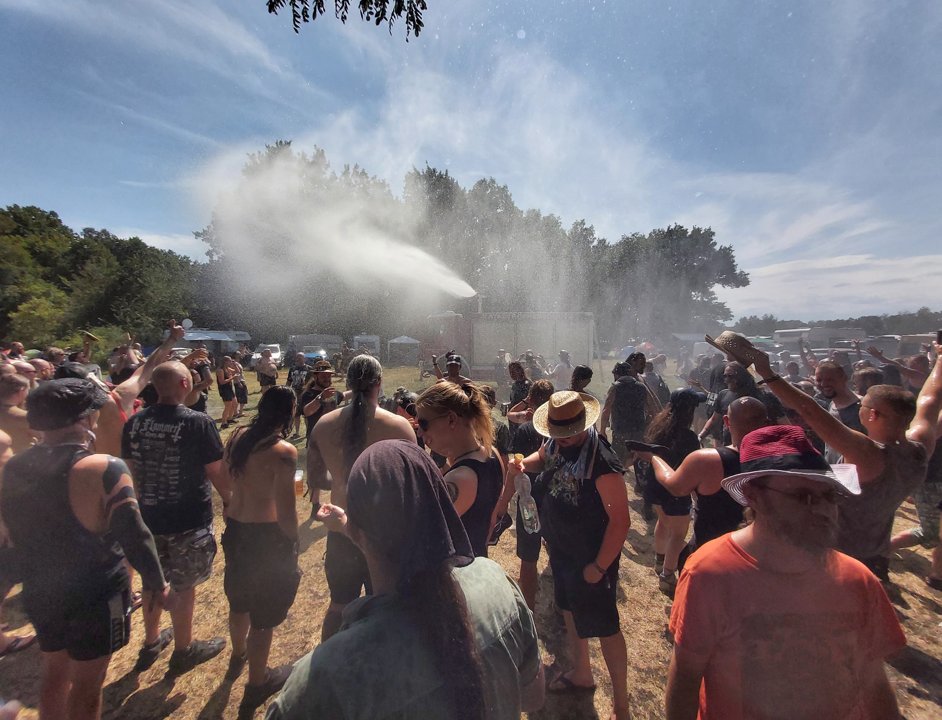   Und dann kam die Feuerwehr | Metal-Fans ließen sich in Torgau trotz Hitze nicht vom Feiern abbringen  